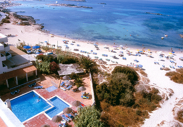 Paya Apartamentos Portu Saler in Es Pujols, Ibiza Strand