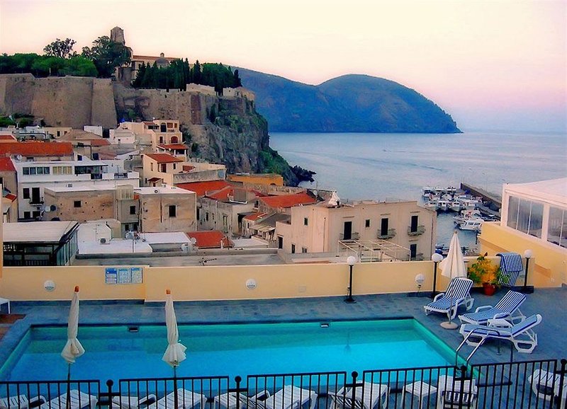 Villa Meligunis in Insel Lipari, Catania Pool