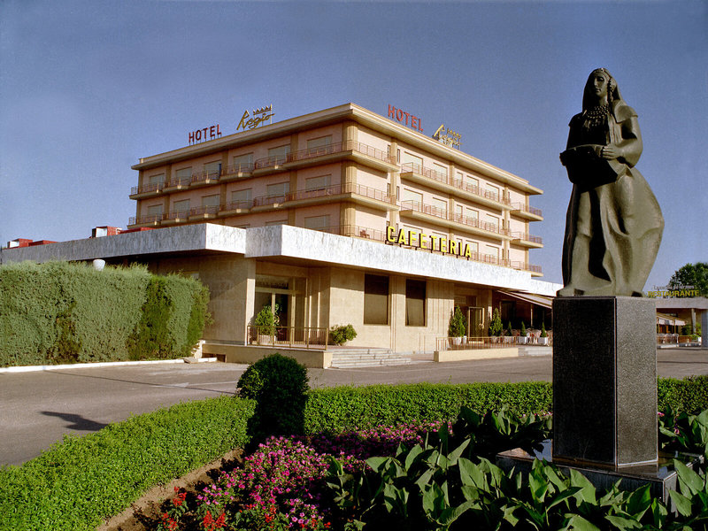 Hotel Crisol Regio in Santa Marta de Tormes, Madrid Außenaufnahme