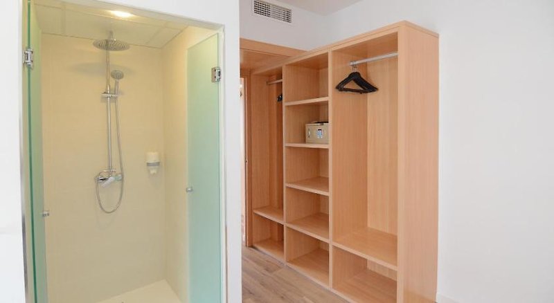 Playa Sol Apartments in Es Canar, Ibiza Badezimmer