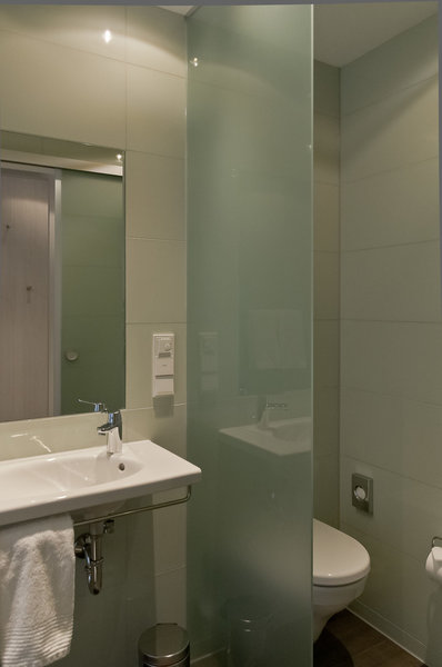 Super 8 by Wyndham Munich City North in München, M�nchen (DE) Badezimmer