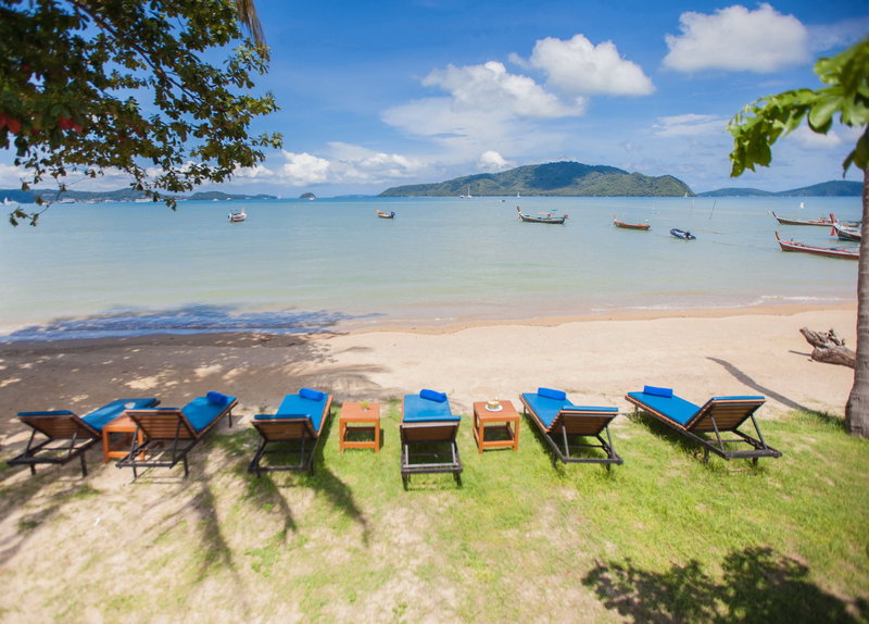 Chalong Beach Hotel Spa in Chalong, Phuket (Thailand) Strand