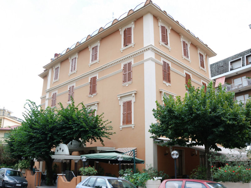 Iris Crillon in Fiuggi, Rom-Fiumicino Außenaufnahme