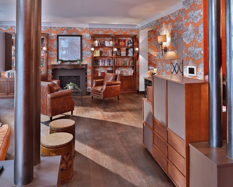 R. Kipling in Paris, Paris-Charles De Gaulle Lounge/Empfang