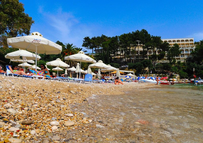 Akrotiri Beach Resort Hotel in Paleokastritsa, Korfu Strand