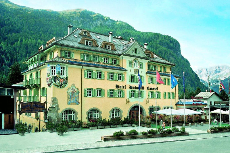 Schloss Hotel & Club Dolomiti Historic in Canazei, Bolzano Außenaufnahme