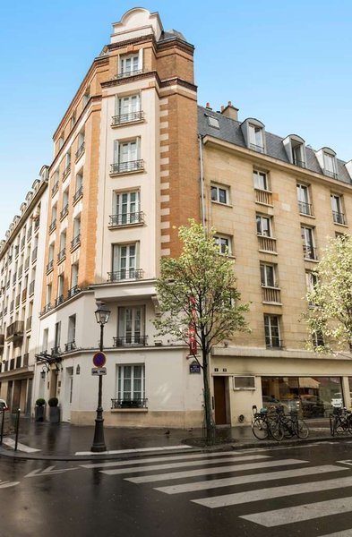 De Neuve in Paris, Paris-Charles De Gaulle Außenaufnahme