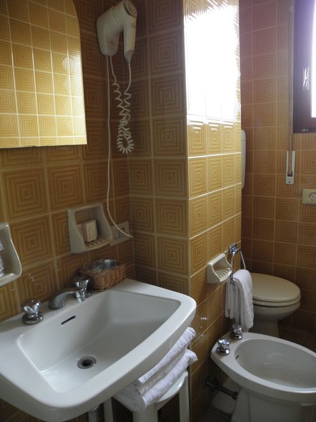 Corona in Tirano, Mailand (Malpensa) Badezimmer
