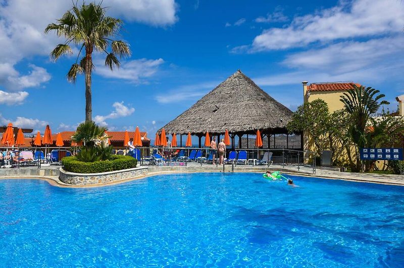 Theo Hotel in Agia Marina, Chania (Kreta) Pool