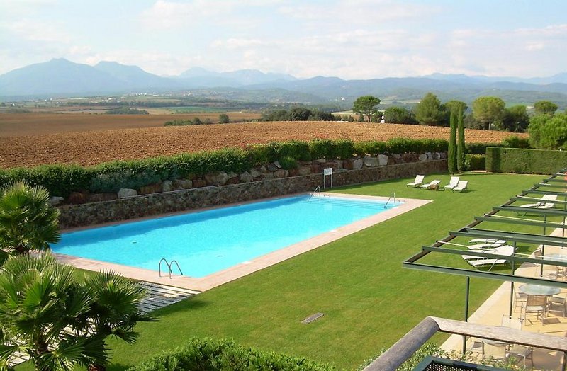 Aparthotel Vila Birdie in Navata, Barcelona Pool