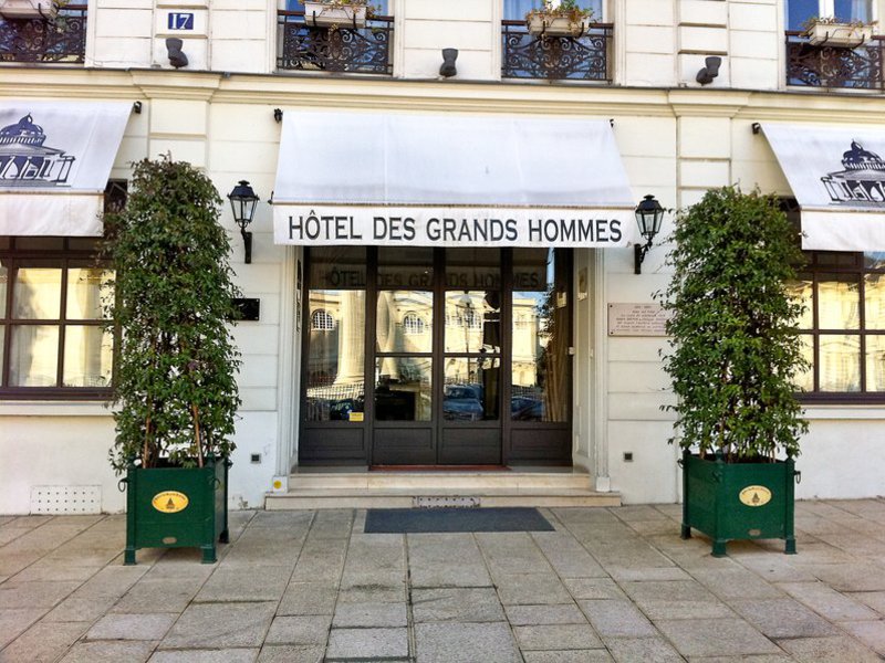 Des Grands Hommes in Paris, Paris-Charles De Gaulle Außenaufnahme