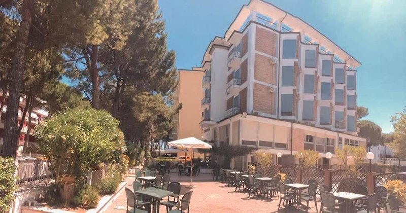 Hotel Zeus in Pinarella, Bologna Außenaufnahme
