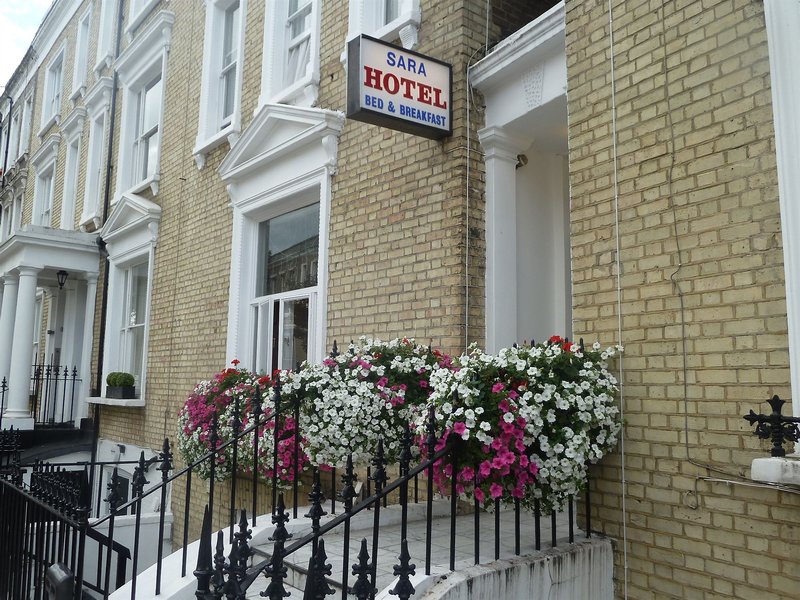 Sara in London, London-City Außenaufnahme