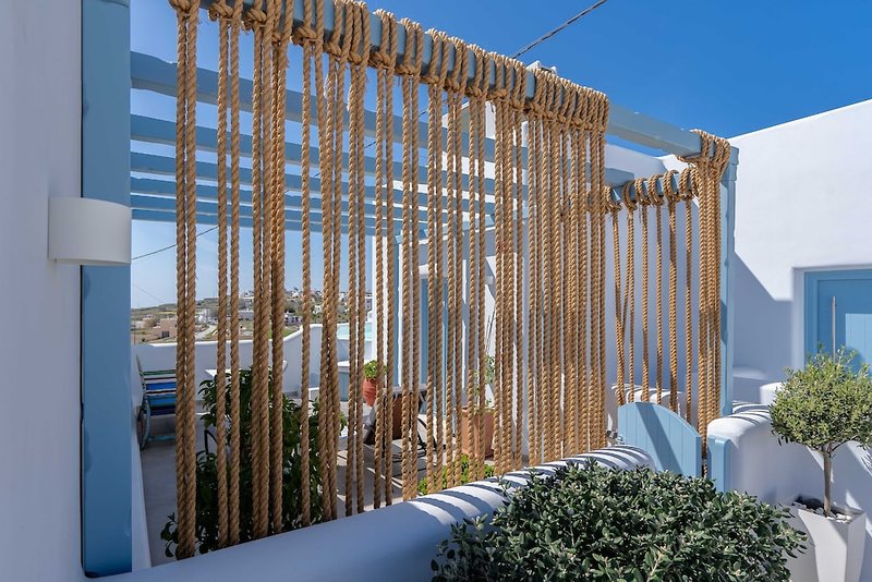 Aegean Blue Luxury Suites in Pyrgos, Santorini Landschaft