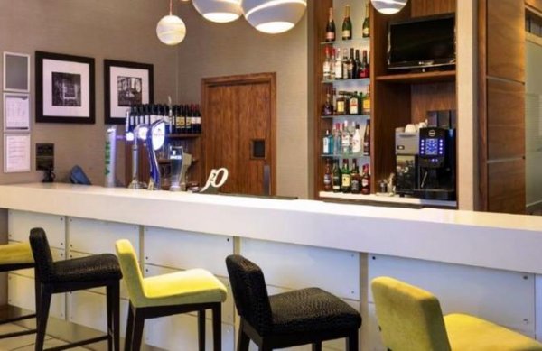 Hampton by Hilton London Croydon in London, London-City Bar