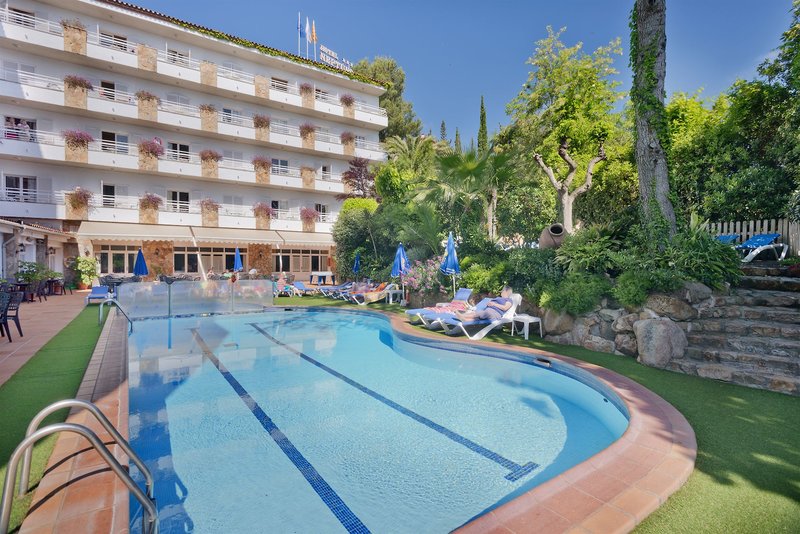 Hotel GHT Neptuno in Tossa de Mar, Barcelona Pool