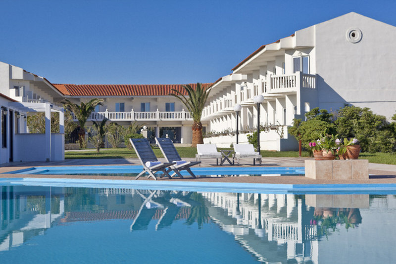 Mrs Chryssana Beach Hotel in Kolymbari, Heraklion (Kreta) Pool