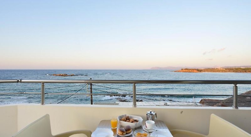Kalamaki Apartments in Kalamaki Beach, Chania (Kreta) Terrasse