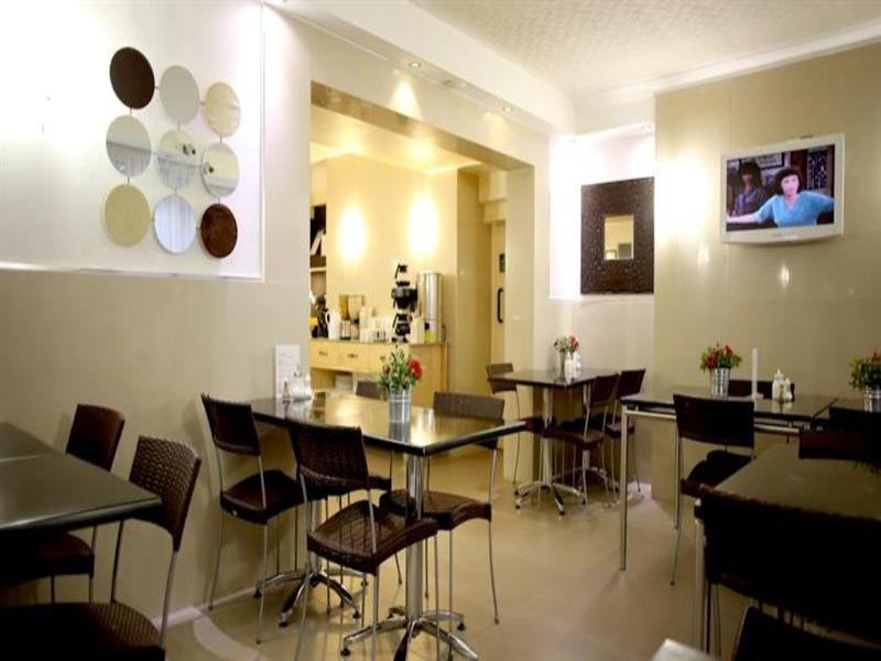 OYO Huttons Hotel in London, London-Stansted Bar