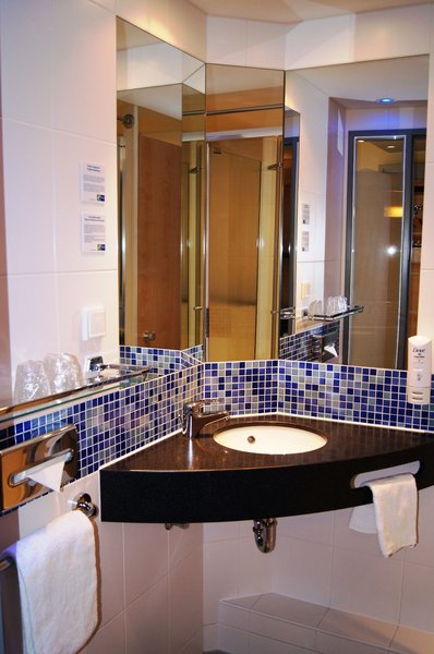 Holiday Inn Express Berlin City Centre-West in Berlin, Berlin-Schönefeld (DE) Badezimmer