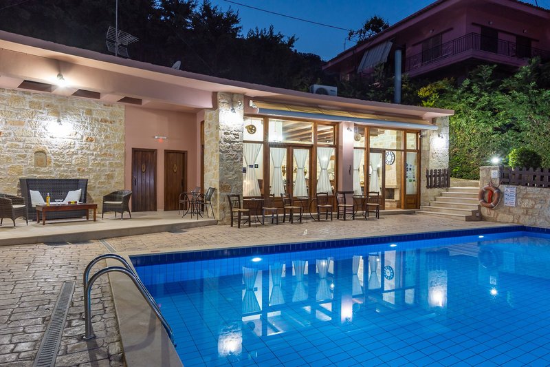 Traditional House Petronikolis in Choudetsi, Chania (Kreta) Pool