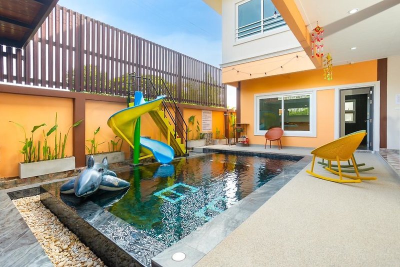 99 Pool Villa in Pattaya, Bangkok Hallenbad
