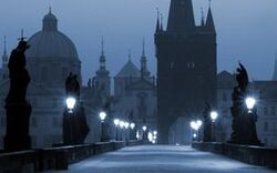 Prag in der Weihnachtszeit erleben - Prag, Karls-Brücke, Blick auf die Altstadt.